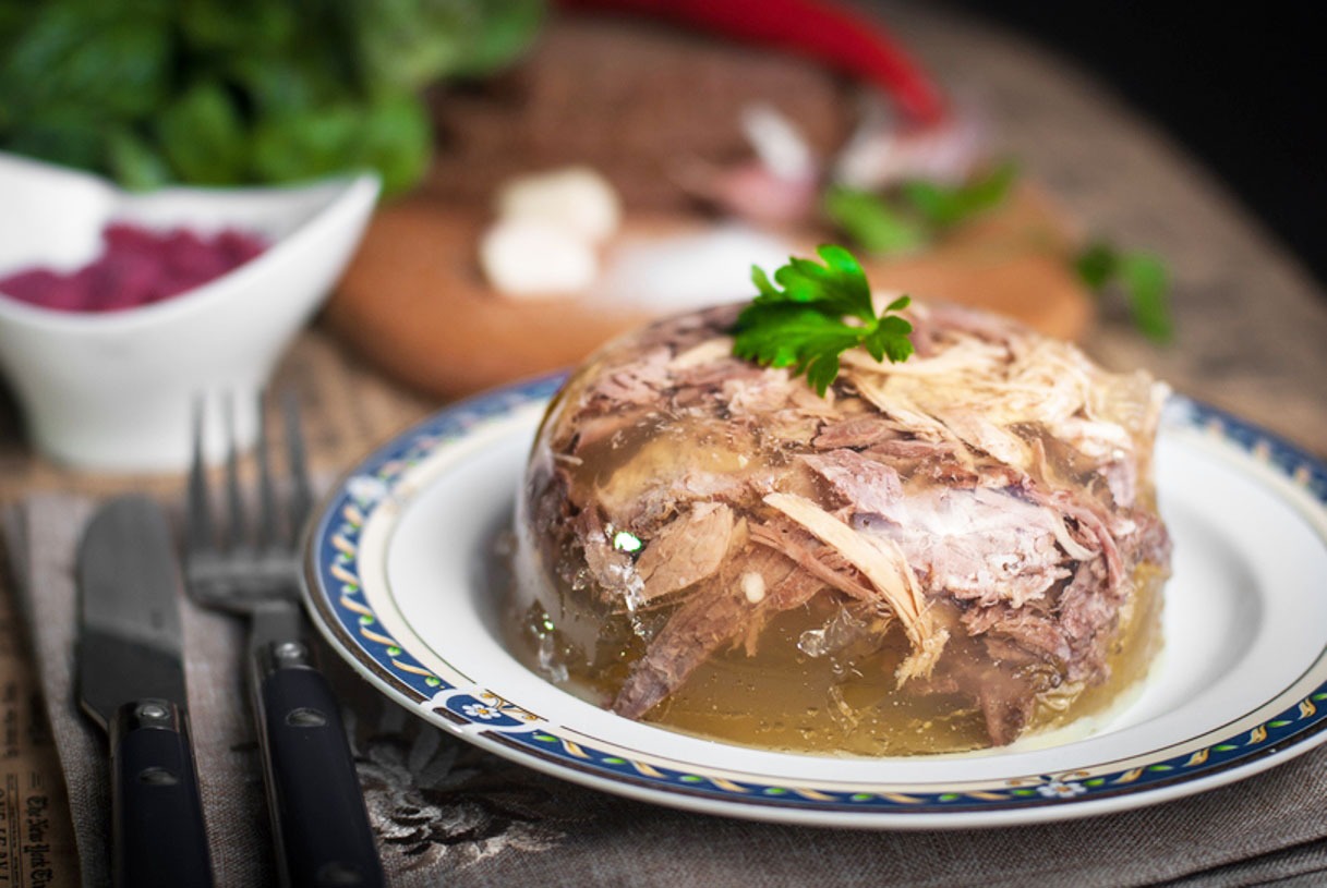 Rețetă piftie de porc. Mai este cunoscută și sub denumirea de răcitură