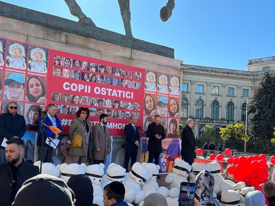 Protest în Piața Victoriei pentru a cere eliberarea ostaticilor luați de Hamas! Ambasadorul Israelului a condamnat „actul criminal, atroce şi imoral”