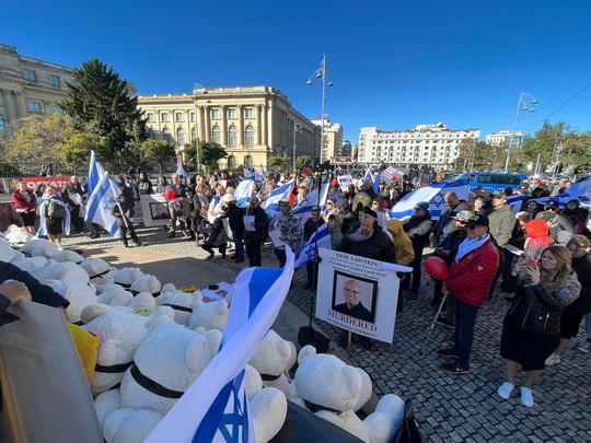 Protest în Piața Victoriei pentru a cere eliberarea ostaticilor luați de Hamas! Ambasadorul Israelului a condamnat „actul criminal, atroce şi imoral”