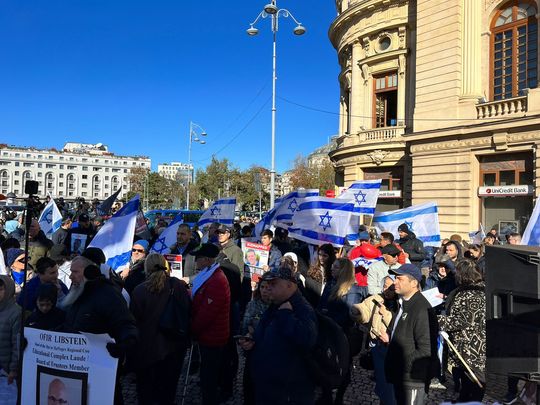 Protest în Piața Victoriei pentru a cere eliberarea ostaticilor luați de Hamas! Ambasadorul Israelului a condamnat „actul criminal, atroce şi imoral”
