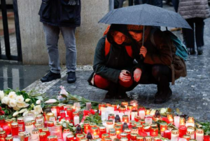 Locuitori ai Pragăi s-au recules şi au aprins sute de lumânări vineri, la o zi după un atac armat soldat cu 13 morţi la Universitatea Carolină, într-un ultim omagiu adus victimelor.