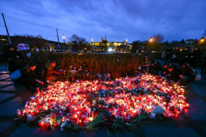 Locuitori ai Pragăi s-au recules şi au aprins sute de lumânări vineri, la o zi după un atac armat soldat cu 13 morţi la Universitatea Carolină, într-un ultim omagiu adus victimelor.