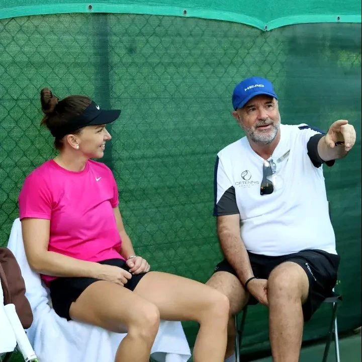 Simona Halep, veselă pe terenul de tenis