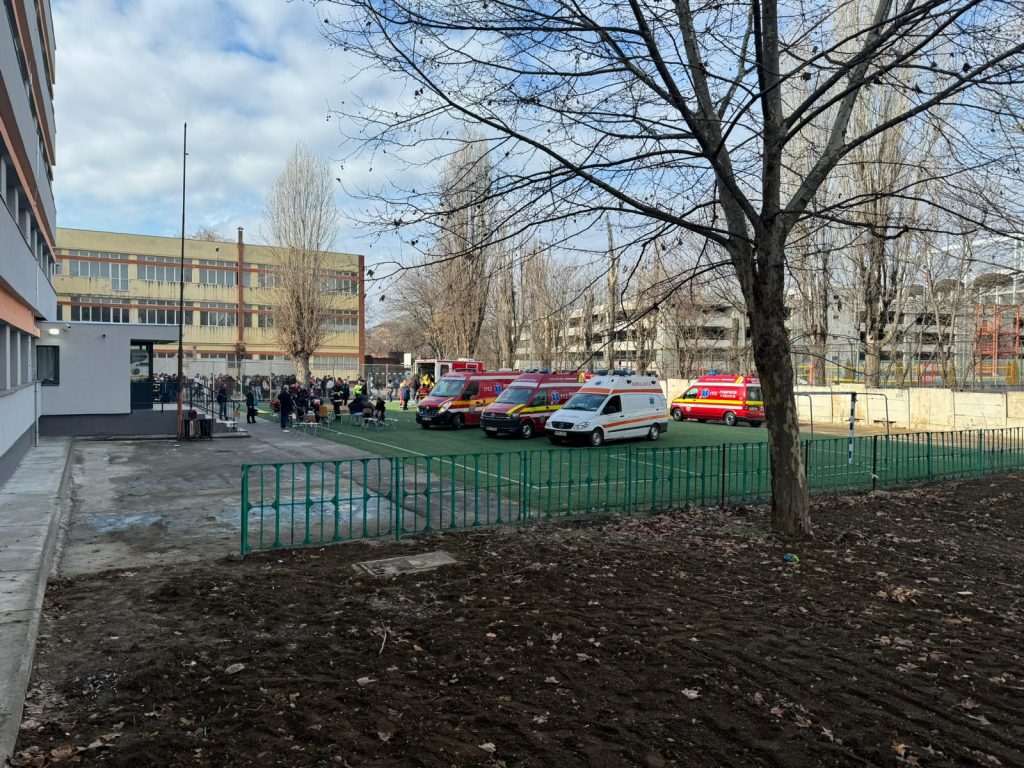 Incident la liceul Dimitrie Leonida din București, elevi duși la spital