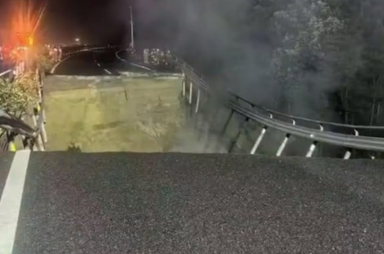 Tragedie în China! Zeci de morți după ce o autostradă s-a surpat 28 de vehicule şi 49 de persoane implicate | VIDEO