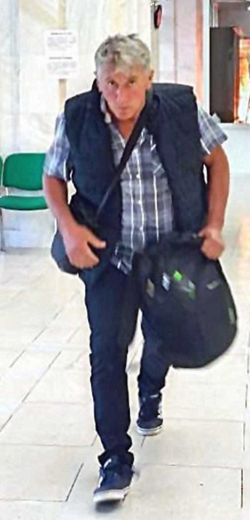 Persoanele care îl văd pe bărbat sunt sfătuite să nu îl abordeze, ci să sesizeze Poliţia.