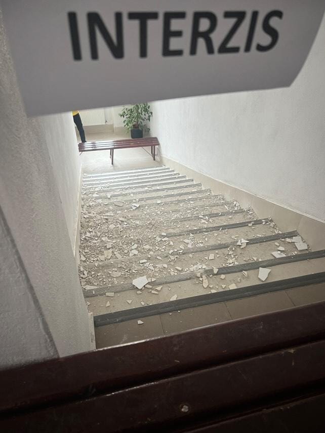 tavan prăbușit scoală