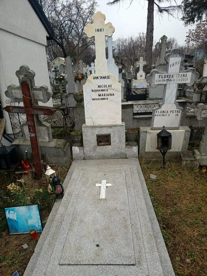 S-au dus la cimitir să aprindă lumânări și nu au mai găsit mormântul! Pe el erau trecute alte nume. Cavoul, vândut de preot pe ascuns