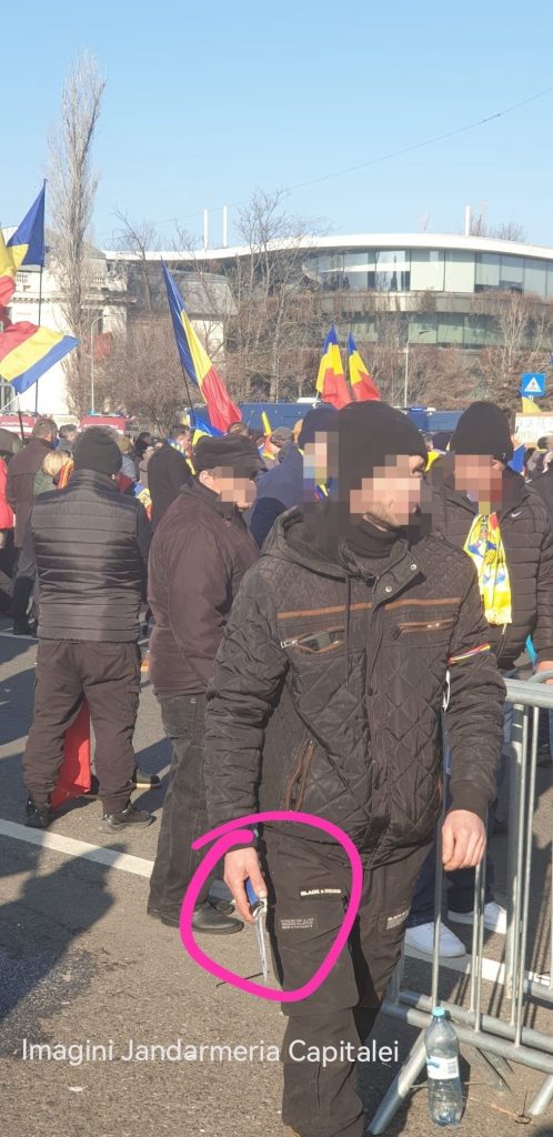 Bărbat cu un cuțit la protest