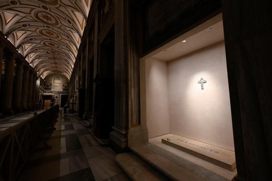 Imagini cu mormântul Papei Francisc