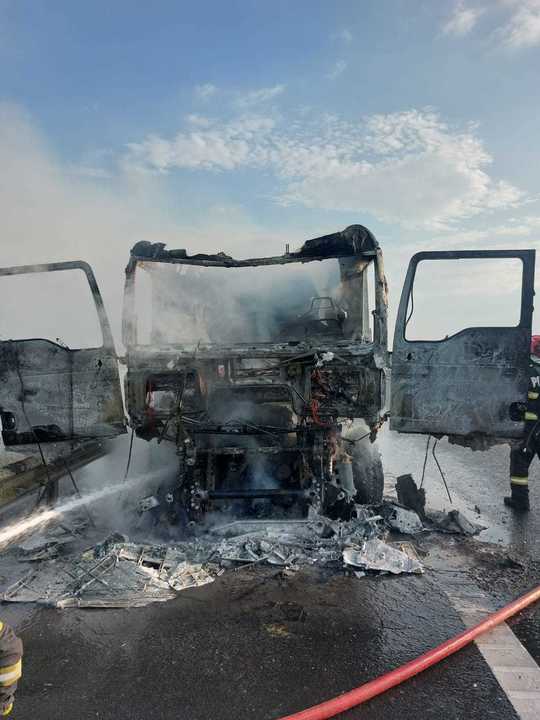Incendiu în Buzău la o cisternă cu GLP care circula pe A7! Mesaj RO-Alert emis în zonă. Şoferul a suferit arsuri serioase FOTO