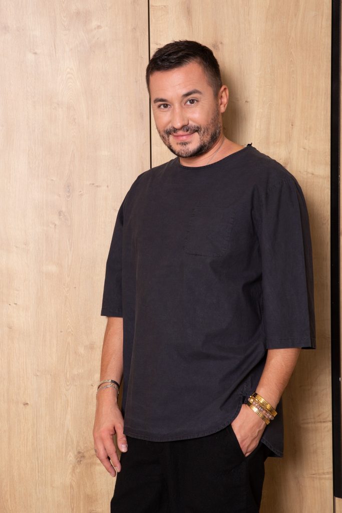 Adrian Perjovschi aduce în România Hair SPA, cel mai în vogă trend mondial din industria frumuseții, în noul său salon premium cu servicii de beauty: Jovsky Studio Verdi