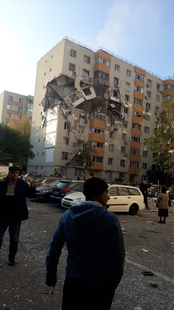 Explozie puternică într-un bloc de locuințe de pe Calea Rahovei din sectorul 5. Plan roșu de intervenție în București FOTO