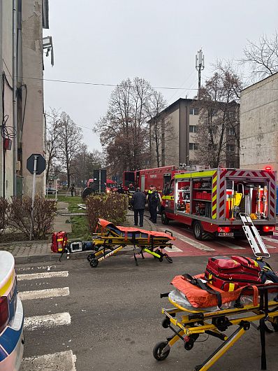 Explozie urmată de incendiu într-un bloc din Focșani. ISU Vrancea, în alertă FOTO