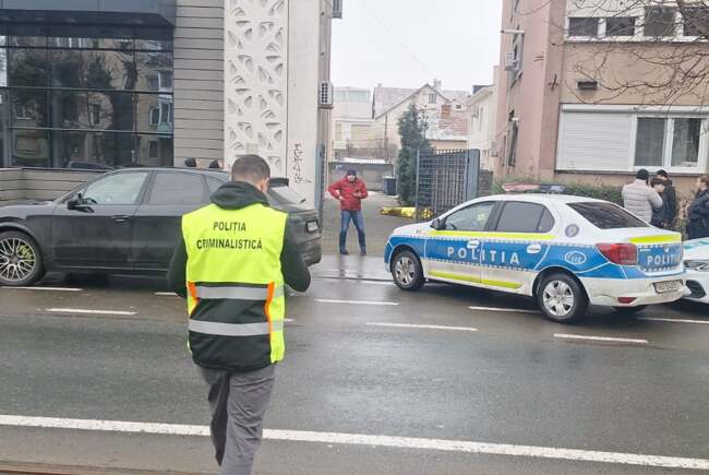 Doi bărbați au murit după ce s-ar fi aruncat de pe un bloc de 10 etaje din Arad. Victimele erau din Vaslui și aveau același nume de familie