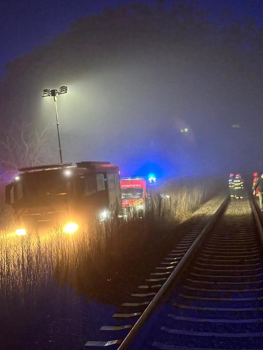 Incendiu joi dimineața izbucnit într-un tren cu 200 de pasageri, aproape Vaslui. Focul, lichidat de angajații CFR 