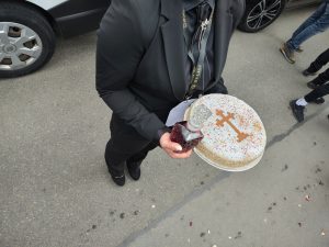 Sicriul lui Mircea Lucescu a ieșit din biserică sursă foto: Mediaflux