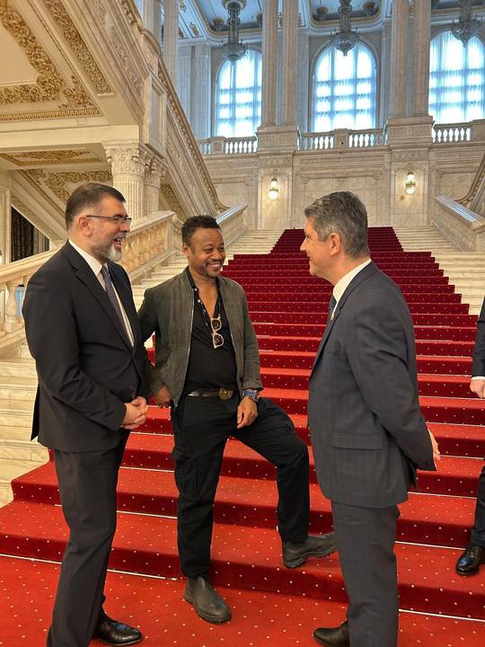 Titus Corlățean, reacție după ce actorul Cuba Goodin Jr. a vizitat Parlamentul: Mi-a promis că va reveni pentru a vizita Delta Dunării, fortăreţele transilvane sau mânăstirile din Moldova