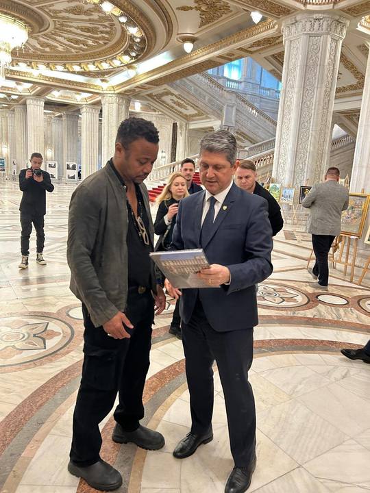 Titus Corlățean, reacție după ce actorul Cuba Goodin Jr. a vizitat Parlamentul: Mi-a promis că va reveni pentru a vizita Delta Dunării, fortăreţele transilvane sau mânăstirile din Moldova