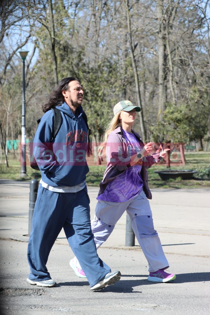 PAPARAZZI Delia cu Răzvan în parc, într-o distracție analog. La pas prin Herăstrău după succesul recent sursă foto: Mediaflux
