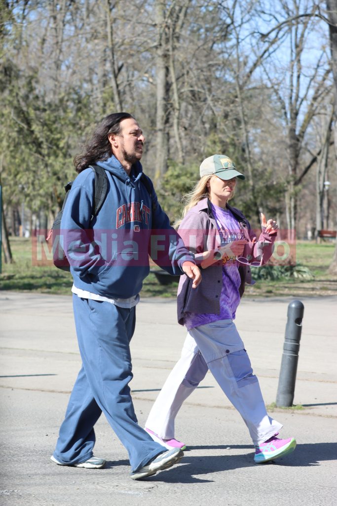 PAPARAZZI Delia cu Răzvan în parc, într-o distracție analog. La pas prin Herăstrău după succesul recent sursă foto: Mediaflux