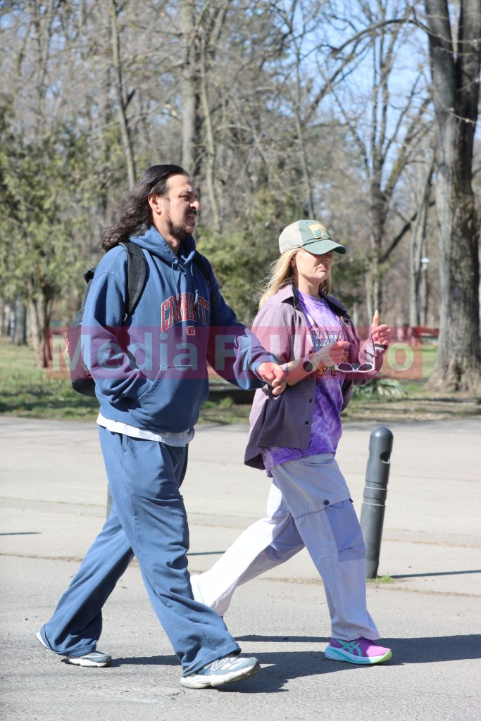 PAPARAZZI Delia cu Răzvan în parc, într-o distracție analog. La pas prin Herăstrău după succesul recent sursă foto: Mediaflux