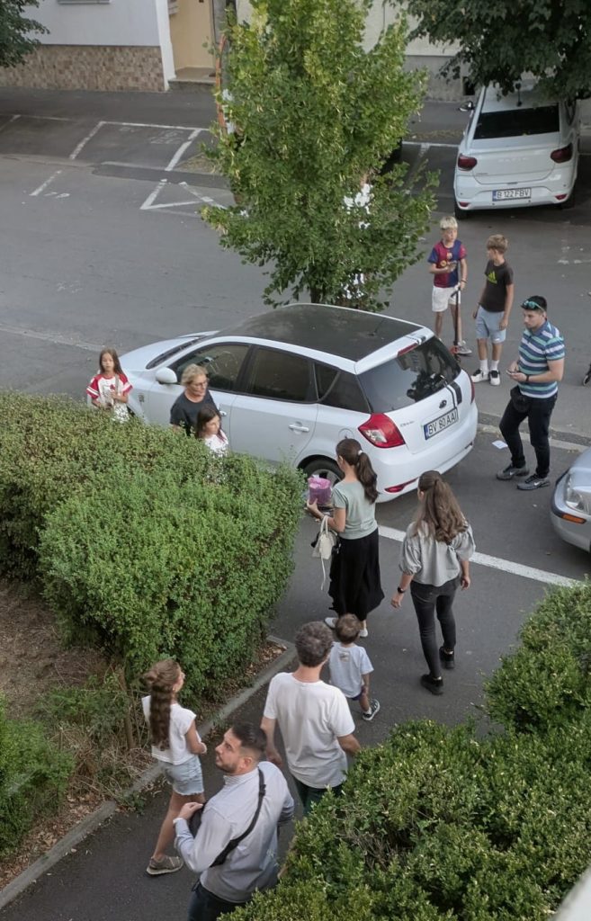 Nicuşor Dan şi-a vizitat rudele după ce a participat la slujba de la Mănăstirea Dejani, de lângă Făgăraş FOTO