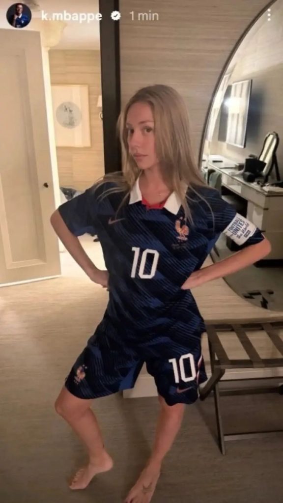 Ester Exposito în tricoul lui Mbappe