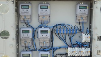 Facturile la electricitate ale românilor cu venit sau consum mediu vor fi compensate începând cu 1 noiembrie
