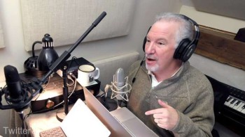 Un prezentator cunoscut pentru opiniile sale anti-vacciniste a murit de COVID-19