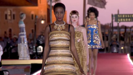 Noua colecție de la Dolce amp Gabbana prezentată cu fast în Piața San Marco din Veneția. VIDEO