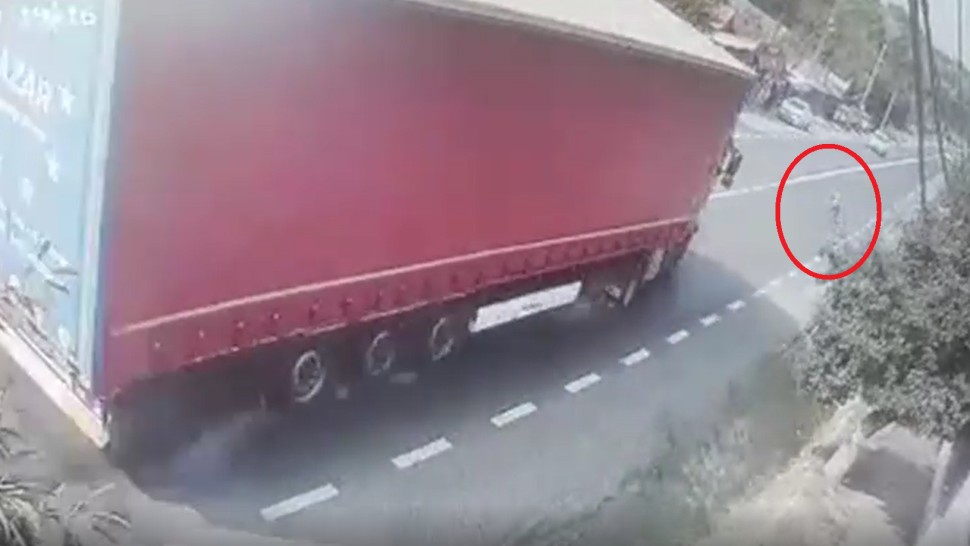 Accident îngrozitor evitat la limită de un șofer de TIR pe o șosea din Galați