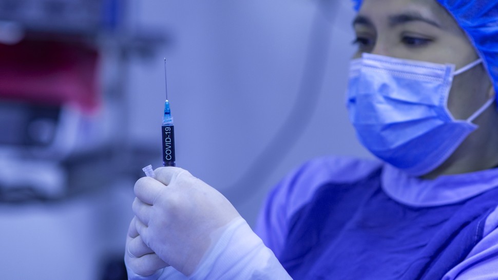 Românii se duc la doctorul de familie și cer certificatul de vaccinare pur și simplu. Ce este vaccinarea la chiuvetă