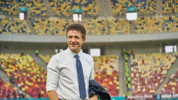 Gică Popescu un lord După antrenamentul de dimineață fostul fotbalist s-a întreținut cu prietenii dar și cu... fanii din Mamaia | FOTO EXCLUSIV