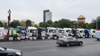Protest al transportatorilor de mărfuri în Piața Victoriei. Șoferii nemulțumiți de măsurile de carantină și de impozitul pe diurna