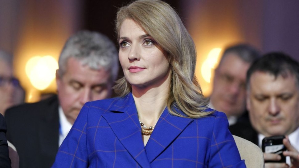 Alina Gorghiu a fost filmată când îngâna două jurnaliste | VIDEO