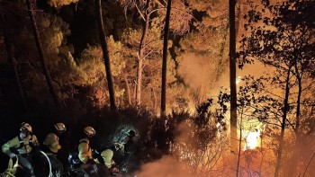 Un incendiu devastator a cuprins sudul Spaniei. Peste 900 de persoane au fost evacuate și un pompier a murit