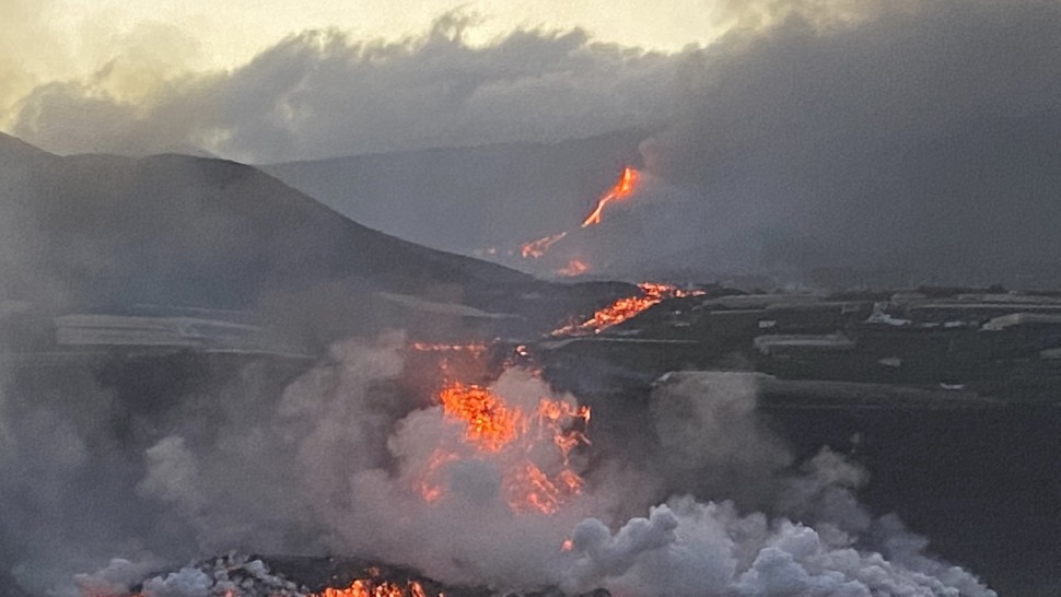 Lava vulcanului din La Palma a ajuns în ocean. În aer sunt eliberate substanțe chimice care pot afecta ochii pielea și respirația