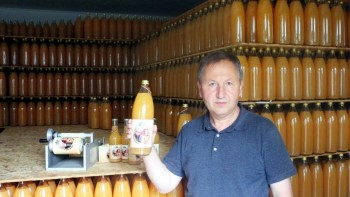 Apariția unui supermarket în fața Castelului Bran ar putea să omoare micii comercianți. Cine poate profita însă