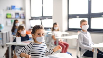 În Capitală jumătate din școli și grădinițe au cel puțin o clasă cu activitatea fizică suspendată în urma apariției cazurilor de COVID-19