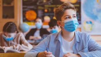 Fără certificat verde pentru copiii până în 12 ani carantina de noapte în weekend se va institui de la incidența de 6 la mie