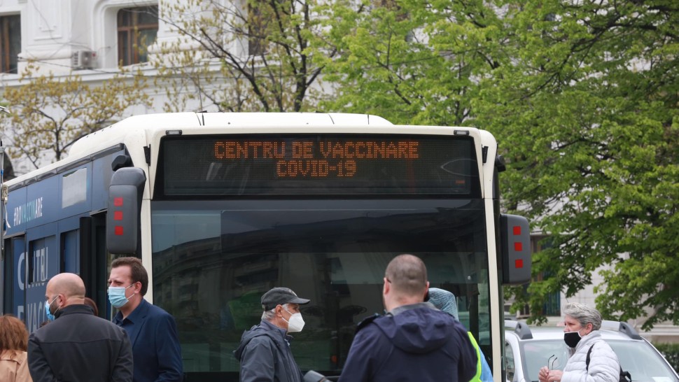 Caravană de vaccinare în București cu un autobuz STB