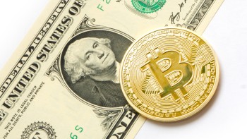 Bitcoin a devenit monedă oficială de plată în El Salvador