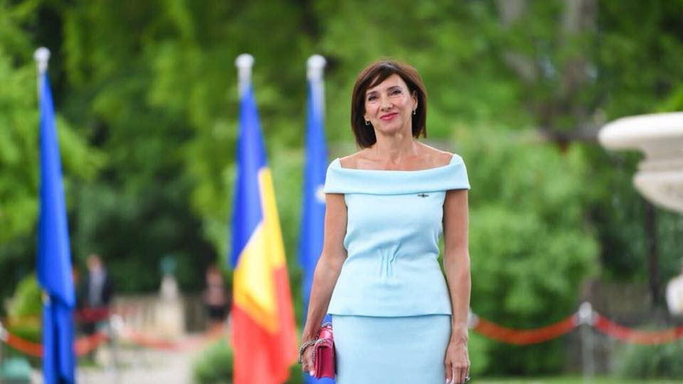 Carmen Iohannis a atras atenția tuturor Cât costa geanta purtată de soția președintelui la deschiderea anului școlar