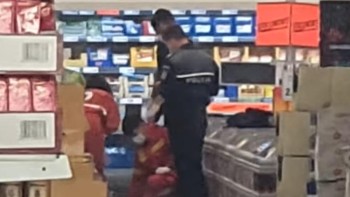 Un bătrăn a murit la coadă la pui în Craiova. A leşinat în goana după reduceri și a fost călcat în picioare de alți cumpărători