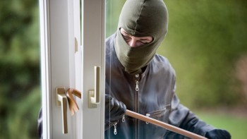 Un hoț român a furat de două ori aceeaşi maşină şi a spart de două ori acelaşi local