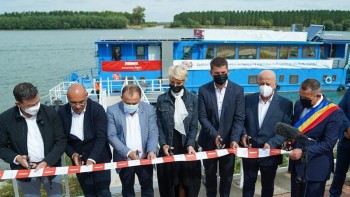 Raluca Turcan și alte șase persoane au tăiat panglica la inaugurarea unui centru pentru copii cu dizabilități. Imaginea a devenit virală