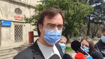 Masca este obligatorie în aer liber în jurul școlilor. Măsura este necesară