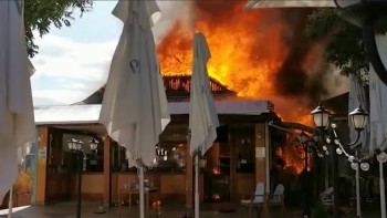 Incendiu violent în stațiunea Mamaia. Arde o terasă iar focul se extinde