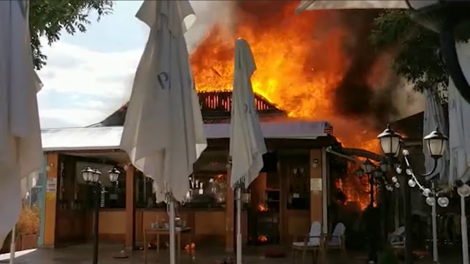 Incendiu violent în stațiunea Mamaia. Arde o terasă iar focul se extinde